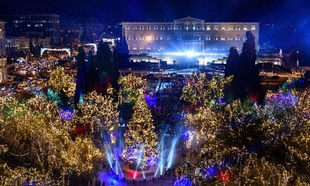 Εορταστική η ατμόσφαιρα στο Σύνταγμα - Στήνεται το χριστουγεννιάτικο δέντρο ύψους... 17 μέτρων!